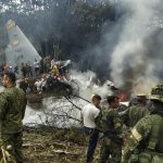 Un avión militar con 110 de soldados a bordo se precipitó a tierra en el sur de Colombia
