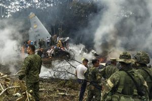 Un avión militar con 110 de soldados a bordo se precipitó a tierra en el sur de Colombia