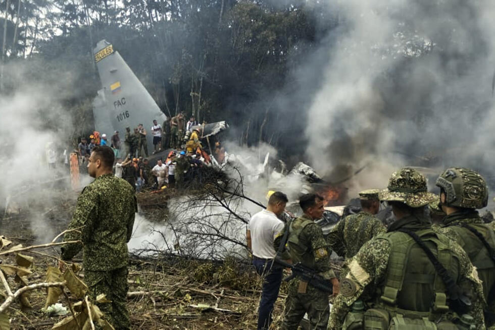 Un avión militar con 110 de soldados a bordo se precipitó a tierra en el sur de Colombia