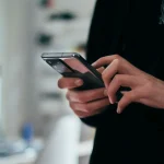 Desde abril cambiará lo que paga por su celular en Colombia: nuevas reglas eliminan cobros “invisibles”