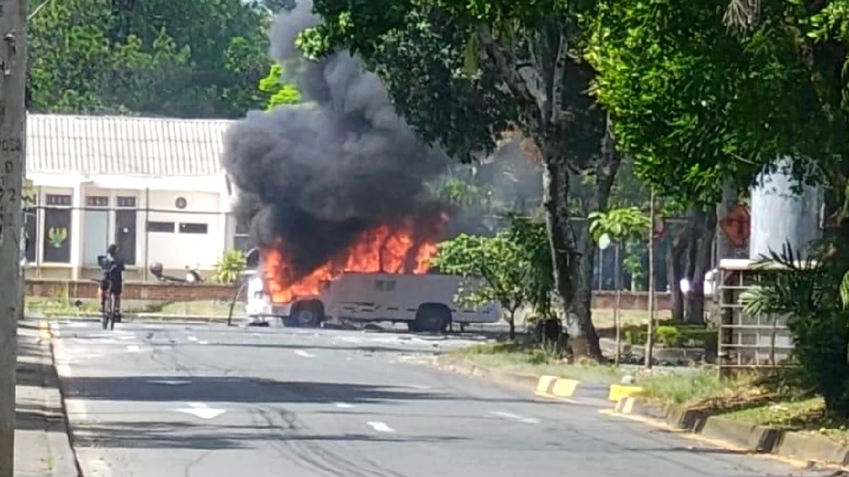 Atentado con ‘microbus bomba’ sacudió el cantón militar Pichincha en Cali