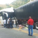 Grave accidente en la vía Medellín-Manizales por bus de pasajeros que chocó de frente con un tractocamión; hay tres muertos y 18 heridos