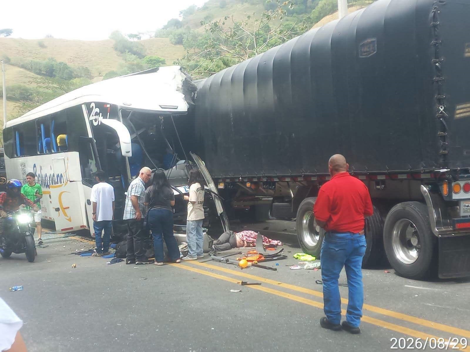 Grave accidente en la vía Medellín-Manizales por bus de pasajeros que chocó de frente con un tractocamión; hay tres muertos y 18 heridos